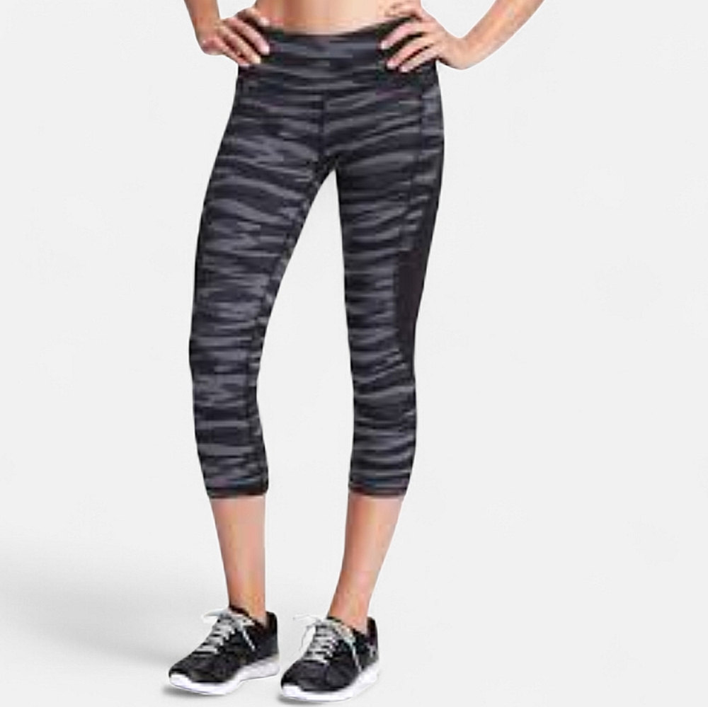 NWT Old Navy Active Go Dry Camo Striped Capri Cropped Leggings Gray & Black MD